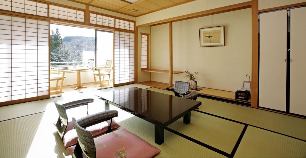 Menard Aoyama Resort: Wafukan Utatsukasa Iga Exterior foto